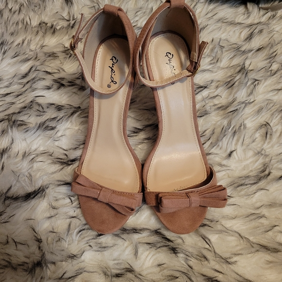 Pink suede bow heels 8.5 - Picture 2 of 6